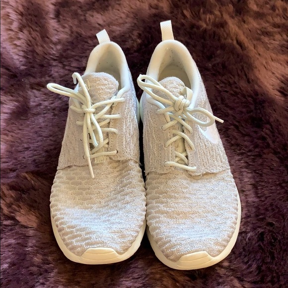 Nike light gray knit running shoe - Picture 2 of 3